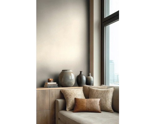 Wohnzimmer mit Couch, Kissen und dekorativen Vasen
