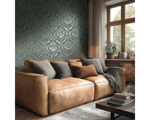 Wohnzimmer mit braunem Ledersofa, Kissen, Decke, Holztisch, Fenster und gemusterter Tapete für eine gemütliche Atmosphäre