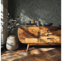 Wohnzimmer mit Holzkommode, Pflanze im Topf und gemusterter Tapete