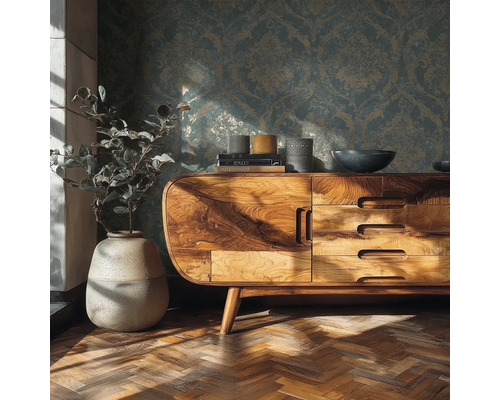 Wohnzimmer mit Holzkommode, Pflanze im Topf und gemusterter Tapete