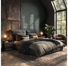 Schlafzimmer mit Bett, Nachttischen, Teppich und Zimmerpflanze in einem dunklen Raum