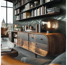 Wohnzimmer mit Holzkommode, Lampe und Bücherregal