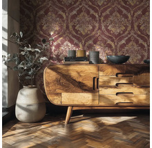 Tapete mit barockem Damastmuster in einem hellen Raum hinter einem Sideboard aus Massivholz und einer großen Bodenvase.