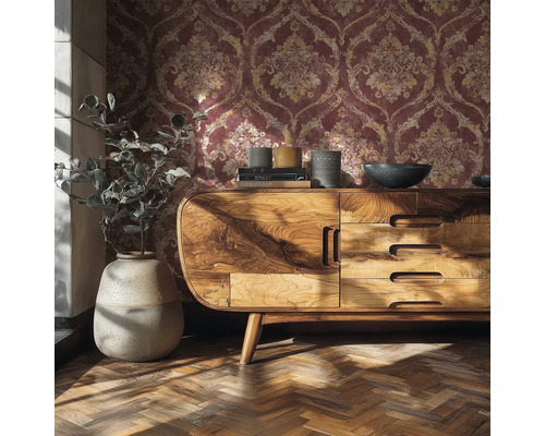 Tapete mit barockem Damastmuster in einem hellen Raum hinter einem Sideboard aus Massivholz und einer großen Bodenvase.