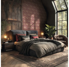 Modernes Schlafzimmer mit barocker Tapete in Rot und Gold, Holzwandpaneelen, gepolstertem Bett, Vintage-Teppich, Zimmerpflanze und großem Fenster.