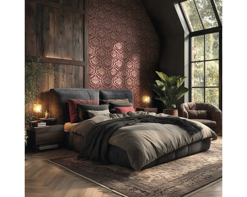 Modernes Schlafzimmer mit barocker Tapete in Rot und Gold, Holzwandpaneelen, gepolstertem Bett, Vintage-Teppich, Zimmerpflanze und großem Fenster.
