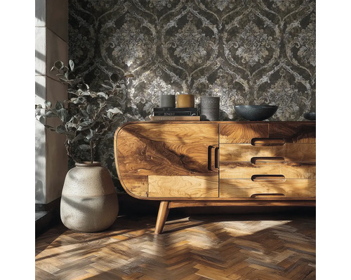 Wohnzimmerszene mit Vliestapete mit Ornamenten, einem Sideboard aus Holz und Parkettboden.