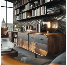 Rustikales Sideboard aus Holz mit abgerundeten Ecken in einem Wohnzimmer mit gemusterter Tapete, Regalen und einer Glas-Tischleuchte.