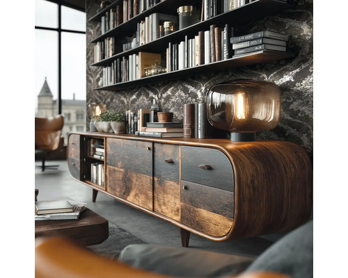 Rustikales Sideboard aus Holz mit abgerundeten Ecken in einem Wohnzimmer mit gemusterter Tapete, Regalen und einer Glas-Tischleuchte.