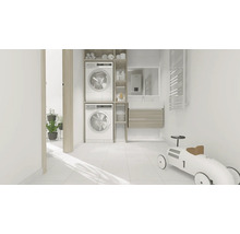 Heller Waschraum mit Waschmaschine, Trockner und Badezimmermöbeln.