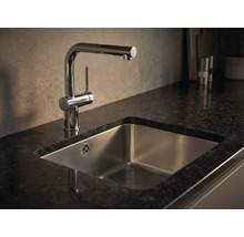 Spültischarmatur mit Spüle in einer Küchenarbeitsplatte