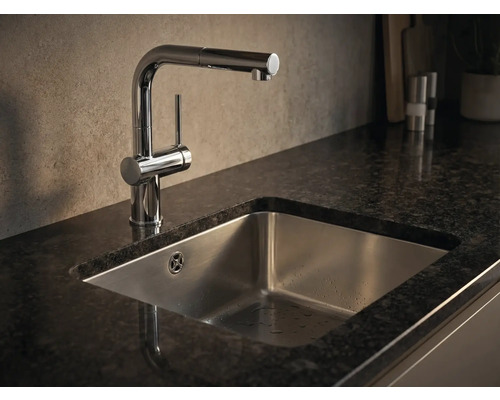 Spültischarmatur mit Spüle in einer Küchenarbeitsplatte