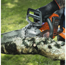 Eine Husqvarna Kettensäge schneidet einen Ast.