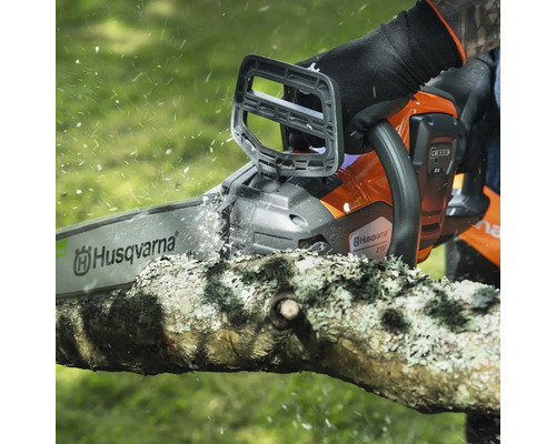 Eine Husqvarna Kettensäge schneidet einen Ast.