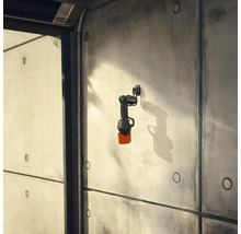 Akkubetriebene Heckenschere an einer Wandhalterung