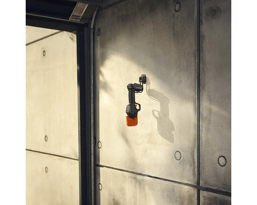 Akkubetriebene Heckenschere an einer Wandhalterung