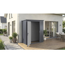 Gartenschrank aus Metall mit geöffneten Türen auf einer Terrasse.