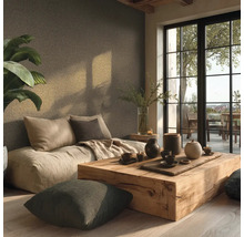 Helles, minimalistisches Zimmer mit Bodensofa, rustikalem Holztisch und Keramik. Große Fensterfront und Zimmerpflanze in organisierter Atmosphäre.