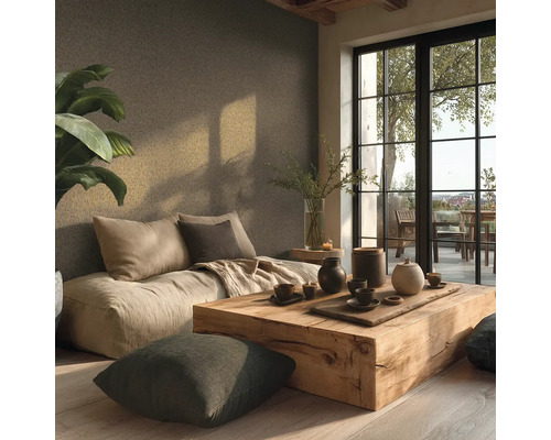 Helles, minimalistisches Zimmer mit Bodensofa, rustikalem Holztisch und Keramik. Große Fensterfront und Zimmerpflanze in organisierter Atmosphäre.
