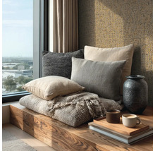 Holz-Sitzbank am Fenster mit Dekokissen, strukturierter Decke, dunkler Vase und strukturierter Tapete.