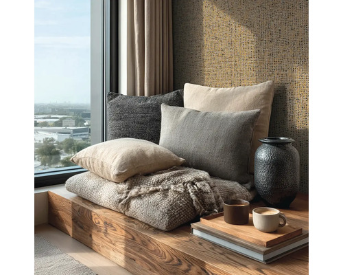 Holz-Sitzbank am Fenster mit Dekokissen, strukturierter Decke, dunkler Vase und strukturierter Tapete.
