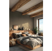 Schlafzimmer im rustikalen Stil mit strukturierter Tapete, sichtbaren Deckenbalken aus Holz und einem Massivholzbett mit integrierter Ablage.