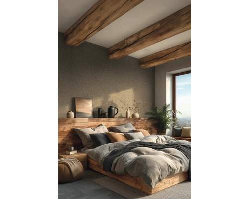Schlafzimmer im rustikalen Stil mit strukturierter Tapete, sichtbaren Deckenbalken aus Holz und einem Massivholzbett mit integrierter Ablage.