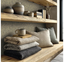 Gemütliche Leseecke mit Kissen, Decken und Dekoration auf Holzregalen