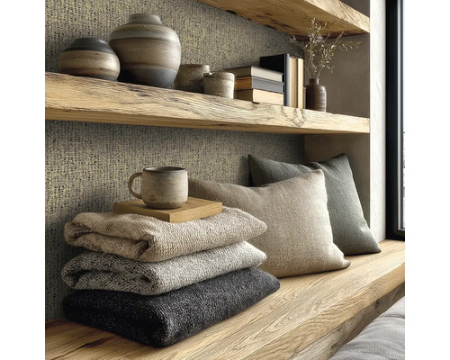 Gemütliche Leseecke mit Kissen, Decken und Dekoration auf Holzregalen