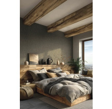 Schlafzimmer mit Holzbalkendecke, Bett mit vielen Kissen und Fenster mit Blick auf die Stadt