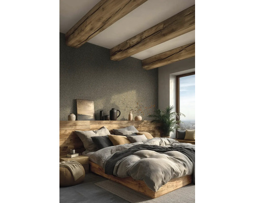 Schlafzimmer mit Holzbalkendecke, Bett mit vielen Kissen und Fenster mit Blick auf die Stadt