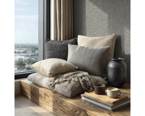 Dekorative Kissen und eine Decke auf einer Holzbank neben einem Fenster mit Ausblick