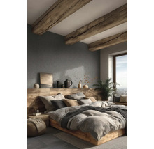 Schlafzimmer mit Holzbalkendecke, grauer Wand und Holzbett