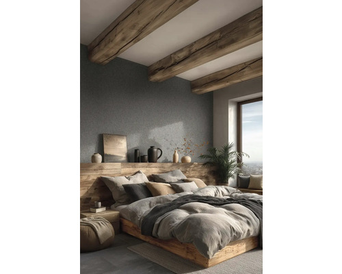 Schlafzimmer mit Holzbalkendecke, grauer Wand und Holzbett