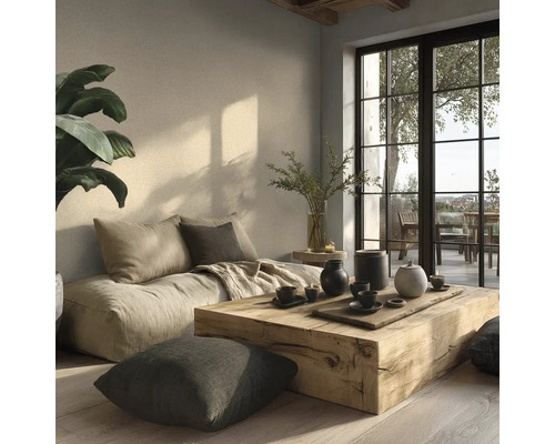 Heller, minimalistischer Wohnbereich mit einem niedrigen Stoffsofa, einem Couchtisch aus einem massiven Holzblock und großen Terrassenfenstern.