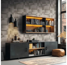 Moderner Wohnraum mit 3D-Geometrietapete, wandmontiertem Holzregal mit LED-Beleuchtung, schwarzem Sideboard und einem Lederhocker.