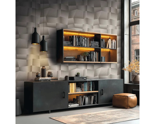 Moderner Wohnraum mit 3D-Geometrietapete, wandmontiertem Holzregal mit LED-Beleuchtung, schwarzem Sideboard und einem Lederhocker.