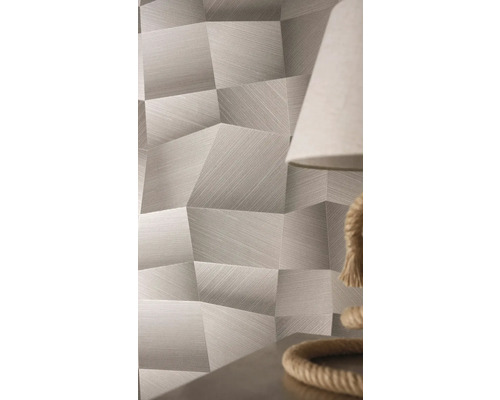 Tapete mit geometrischem Muster, 3D-Effekt und feiner Linienstruktur in einem hellen Zimmer neben einer Lampe.