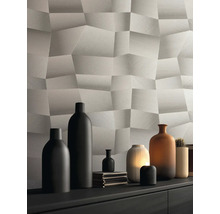 Moderne Wandgestaltung mit 3D-Tapete in geometrischer Facetten-Optik und dekorativen Vasen auf einem Sideboard.