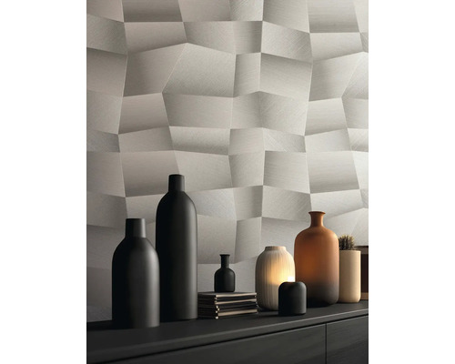 Moderne Wandgestaltung mit 3D-Tapete in geometrischer Facetten-Optik und dekorativen Vasen auf einem Sideboard.