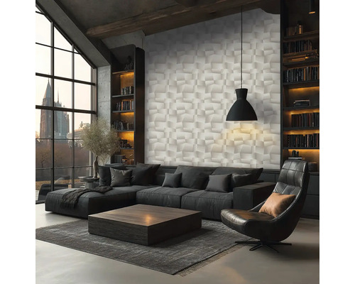 Modernes Wohnzimmer mit 3D-Mustertapete, dunklem Ecksofa, Ledersessel und Couchtisch aus Holz vor großen Fenstern.