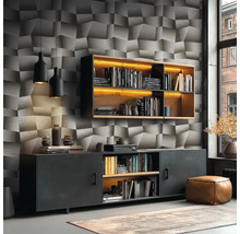 Wohnzimmer mit Strukturtapete, Sideboard, Hängeregal und Dekoration