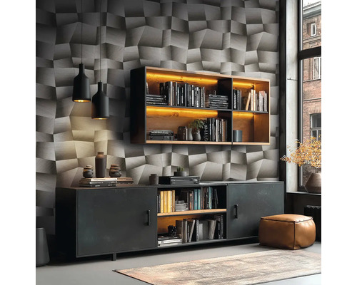 Wohnzimmer mit Strukturtapete, Sideboard, Hängeregal und Dekoration