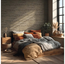 Schlafzimmer mit Holzbettgestell, Kissen und Zimmerpflanzen