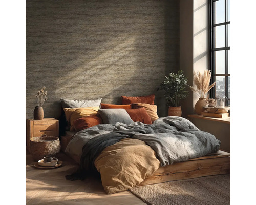 Schlafzimmer mit Holzbettgestell, Kissen und Zimmerpflanzen