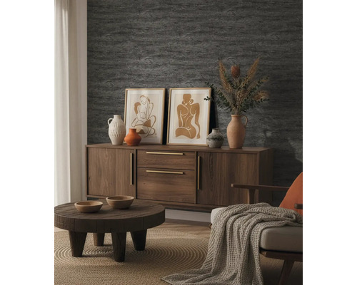 Aufgeräumtes Wohnzimmer mit strukturierter Tapete, einem Sideboard aus Holz, einem runden Couchtisch, dekorativen Vasen und gerahmten Bildern.