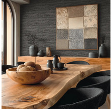 Modernes, organisiertes Esszimmer mit einem massiven Holztisch, einer Holzschale und einer strukturierten Tapete an der Wand.