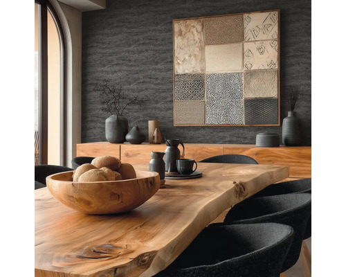 Modernes, organisiertes Esszimmer mit einem massiven Holztisch, einer Holzschale und einer strukturierten Tapete an der Wand.