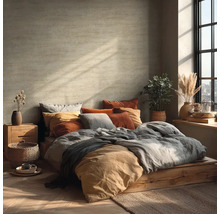 Gemütliches Schlafzimmer mit Bett auf Holzplattform, Kissen, Decken und Zimmerpflanzen