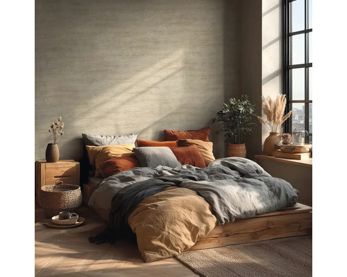 Gemütliches Schlafzimmer mit Bett auf Holzplattform, Kissen, Decken und Zimmerpflanzen